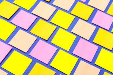 Mavi arkaplanda renkli yapışkan notlar