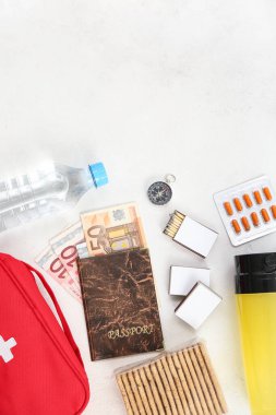 Beyaz arkaplanda acil durum çantası gereksinimleri