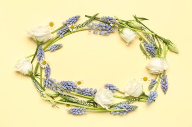 Bej arkaplanda farklı çiçeklerden yapılmış çerçeve