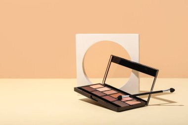 Göz falı paleti, fırça ve bej arka planda dekoratif alçı figürü