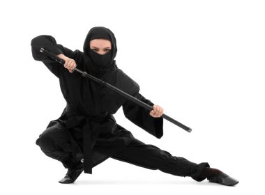 Beyaz arka planda kılıcı olan bir kadın ninja.