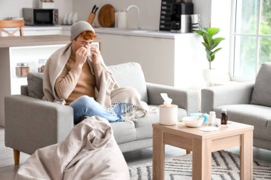 Evde burnu akan hasta bir genç.