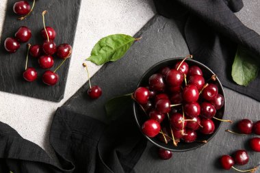 Masada vişneli kase ve yemek.