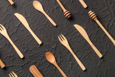 Siyah arka planda farklı ahşap mutfak aletleri