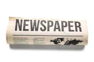 Beyaz arka planda izole edilmiş rulo gazete