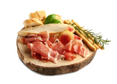 Beyaz arka planda lezzetli prosciutto, ekmek ve İtalyan Grissini dilimleriyle durun.
