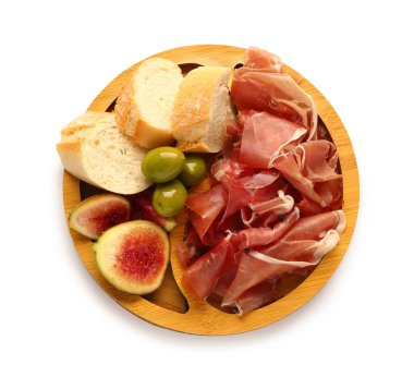 Lezzetli prosciutto dilimleri ve beyaz arka planda ekmeği olan ahşap tahta tahta.