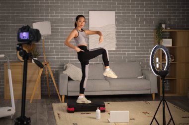 Stepper kayıt eğitim videosu olan Asyalı kadın spor blogcusu