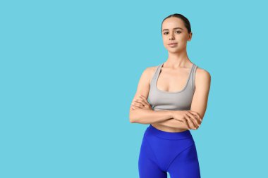 Mavi arka planda genç bayan antrenör