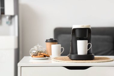 Ofisteki kahve ve kurabiyeli kahve makinesi, yakın plan.