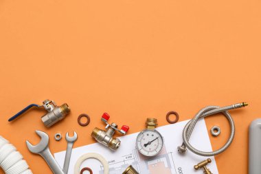 Turuncu arka planda tesisatçı eşyaları ve ev planı var.