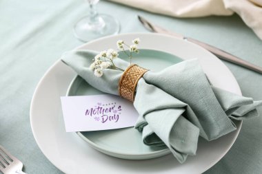 Anneler Günü kutlamaları için güzel bir masa. Tebrik kartı ve Gypôila çiçekleri, yakın plan.