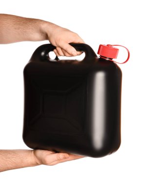 Erkek eller beyaz arka planda teneke kutu tutuyor.