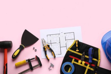 Pembe arka planda ev planı, kemer ve inşaat araçları