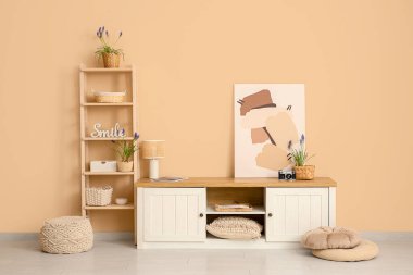 Güzel Muscari çiçekleri ve posteri olan modern bir oda.