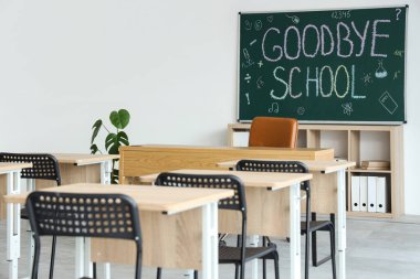 Tahta ve masalı sınıfın içi. Okul yılı sonu.