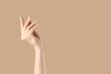 Kadın eli bej arka planda