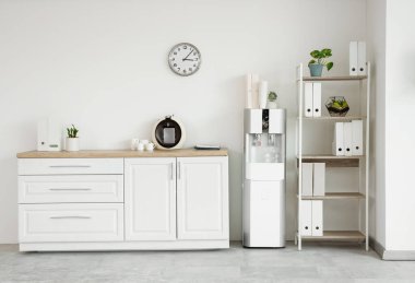 Ofis mutfağının içi su soğutuculu ve tezgahlı.