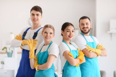 Genç hademelerden oluşan bir ekip ofiste iyi görünüyor.