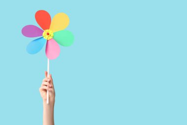 Mavi arka planda yel değirmeni oyuncağı