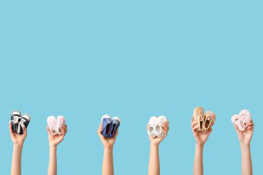 Mavi arka planda bebek paçası tutan eller