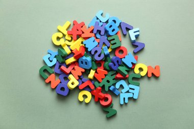 Yeşil arkaplanda renkli İngilizce harfler