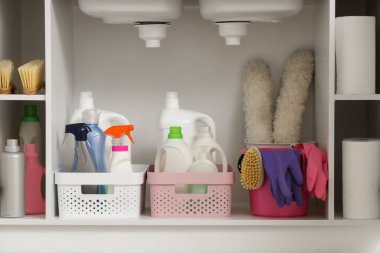 Mutfakta farklı temizlik malzemeleri, fırçalar, lastik eldivenler ve pp-tozluk sepetleri olan bir çekmece aç.