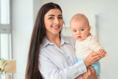 Güzel, genç, mutlu bir anne ve tatlı küçük kızı evde.