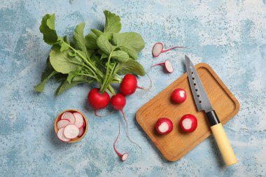 Mavi arkaplanda olgun turp bileşimi
