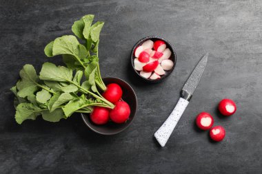 Koyu arkaplanda olgun turp bileşimi