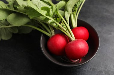 Koyu arkaplanda olgun turpla kase