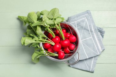 Yeşil ahşap arka planda olgun turplu Collander