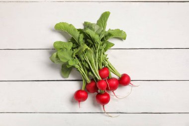 Beyaz ahşap zemin üzerinde olgun turp