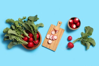 Mavi arkaplanda olgun turp bileşimi