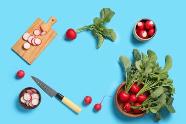 Mavi arkaplanda olgun turp bileşimi