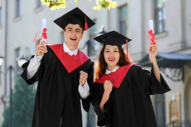 Mezuniyet gününde diploması olan birkaç mutlu öğrenci.