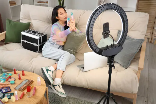 Dudak parlatıcısı olan Asyalı kadın güzellik blogcusu evde video kaydediyor