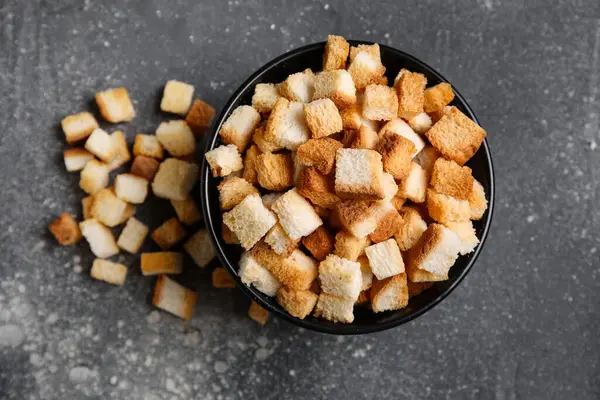 Koyu arkaplanda çıtır çıtır krakerler var.