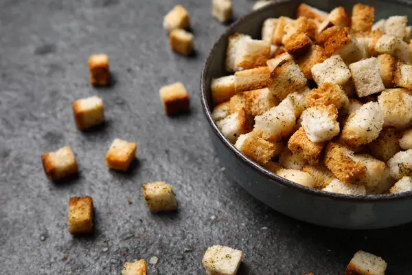 Koyu arka planda çıtır çıtır krakerler, yakın plan.