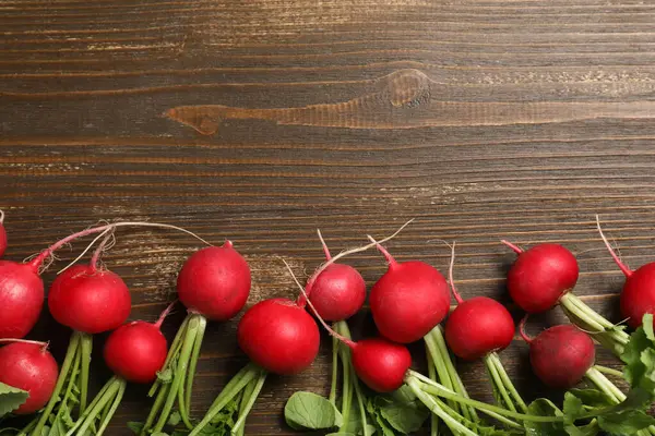 Ahşap zemin üzerinde birçok olgun turp