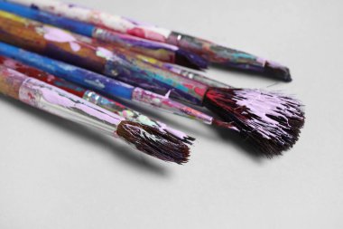 beyaz zemin üzerinde kirli Boya fırçaları