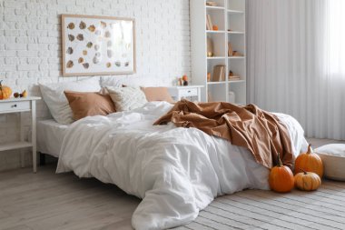 Sonbahar dekorasyonlu şık bir yatak odası.