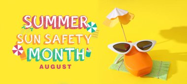 Sarı arka planda güneş kremi, güneş gözlüğü ve dekoru olan yaratıcı kompozisyon