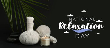 Bitkisel masaj torbaları, yanan mum ve arka planda palmiye yaprağı. Ulusal Rahatlama Günü Afişi