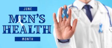Geçmişinde mavi kurdeleli erkek doktor, yakın plan. Prostat kanseri farkındalığı