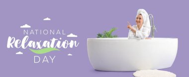 Leylak arkaplanlı küvette genç bir kadın. Ulusal Rahatlama Günü Afişi