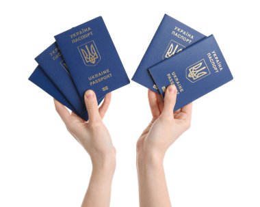 Beyaz arka planda Ukrayna pasaportlu kadın