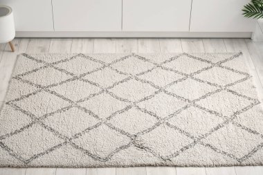 Mutfakta yerde yumuşak halı var.