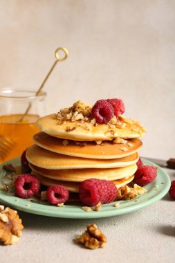 Hafif arkaplanda ahududu olan lezzetli krepler.