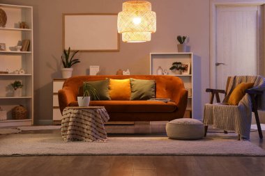 Akşamları koltuğu, koltuğu ve parlayan lambası olan oturma odasının içinde.